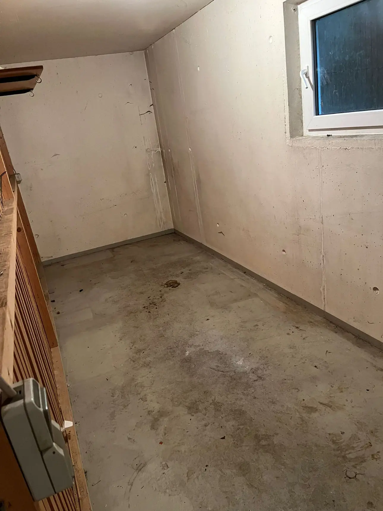 Besenrein übergebener Raum nach der Entrümpelung