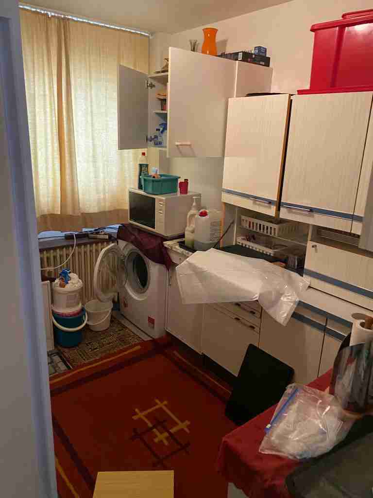 Haushaltsauflösung 3 rümpel-to-go.de Kleines Zimmer mit rotem Teppich und vielen weißen Möbel