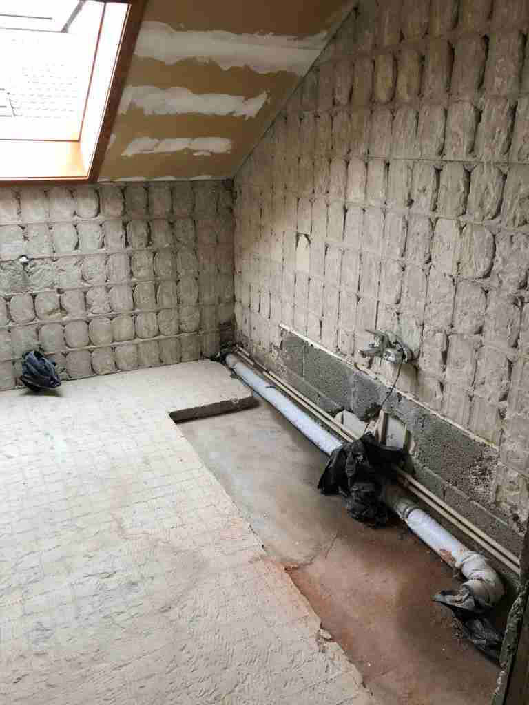Badezimmer, welches durch eine Entkernung Stuttgart keine Fliesen und Tapeten mehr hat.