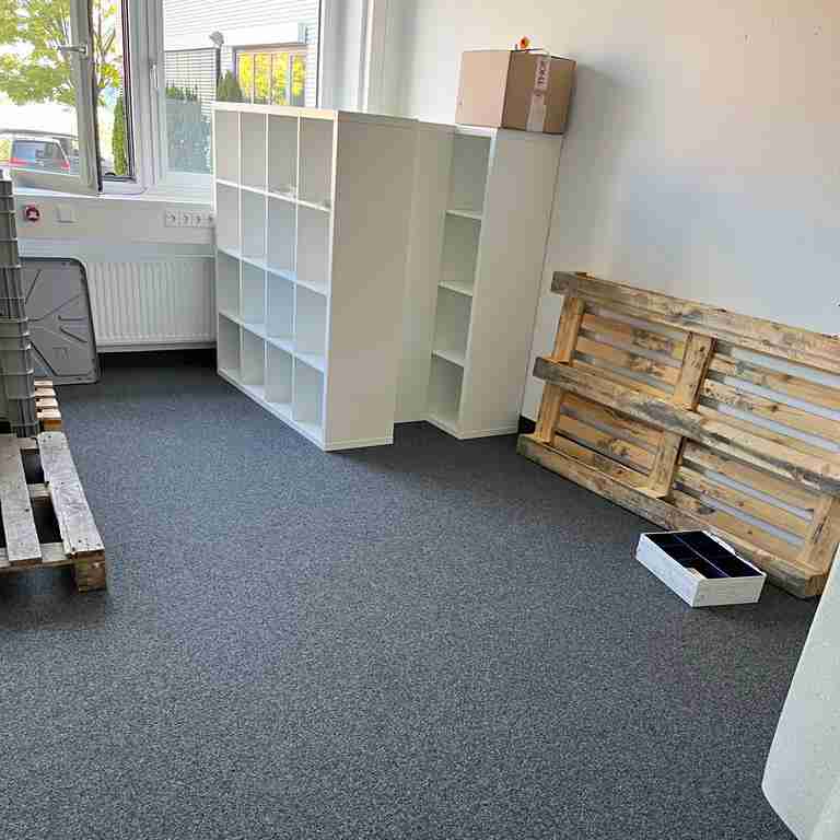Regale stehen im hinteren Bereich eines Büros. Eine Büroauflösung in Stuttgart ist gerade im Gange.