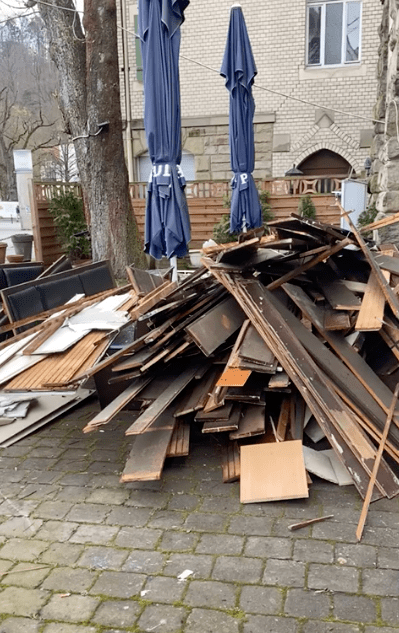 Ein Haufen Holzbretter liegt für die Schrottabholung in Stuttgart bereit.