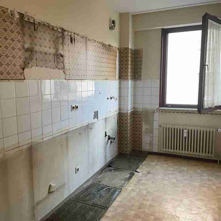 Eine Küchenentrümpelung wurde in Stuttgart durchgeführt. Es sind nur noch die Fließen und Rückstände an der Wand zu erkennen.