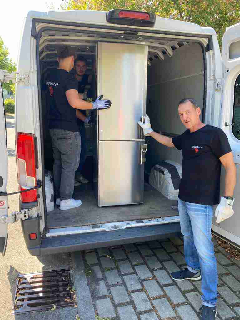 Kühlschrank steht im LKW. Der Kühlschrank wird nun zu einem Entsorgungsunternehmen in Stuttgart gebracht.