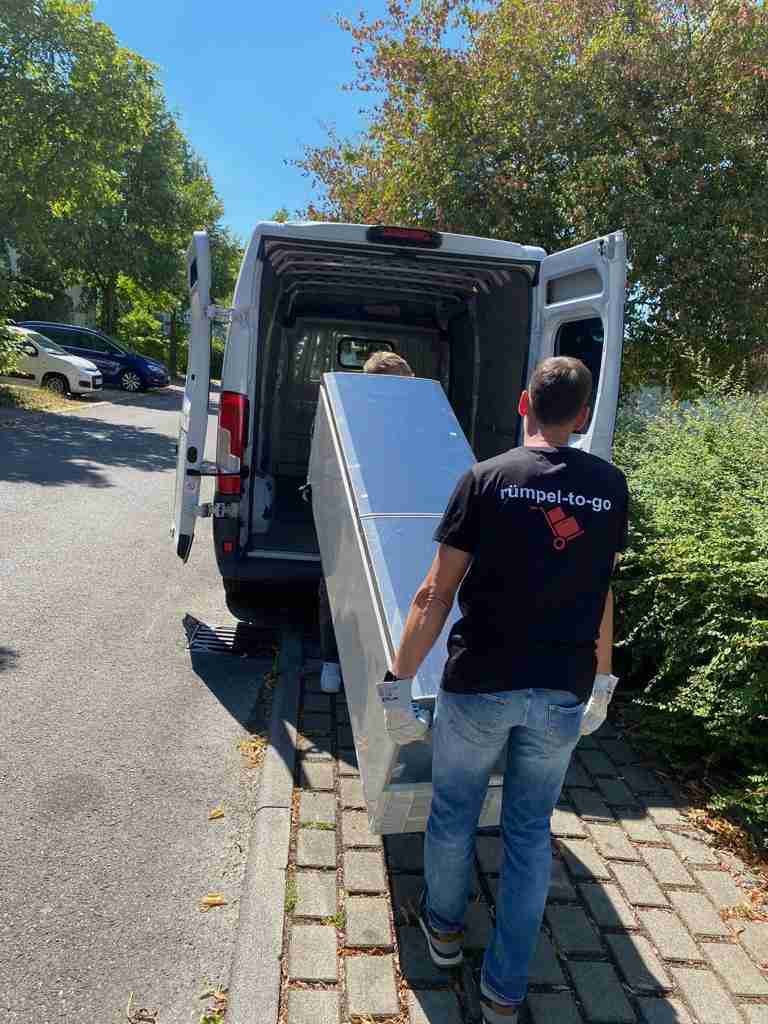 Kühlschrank entsorgen Stuttgart, der Kühlschrank wird in einen LKW geladen