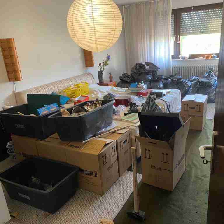 Kartons stehen in einem Zimmer. Eine Hausentrümpelung wird in Stuttgart durchgeführt.