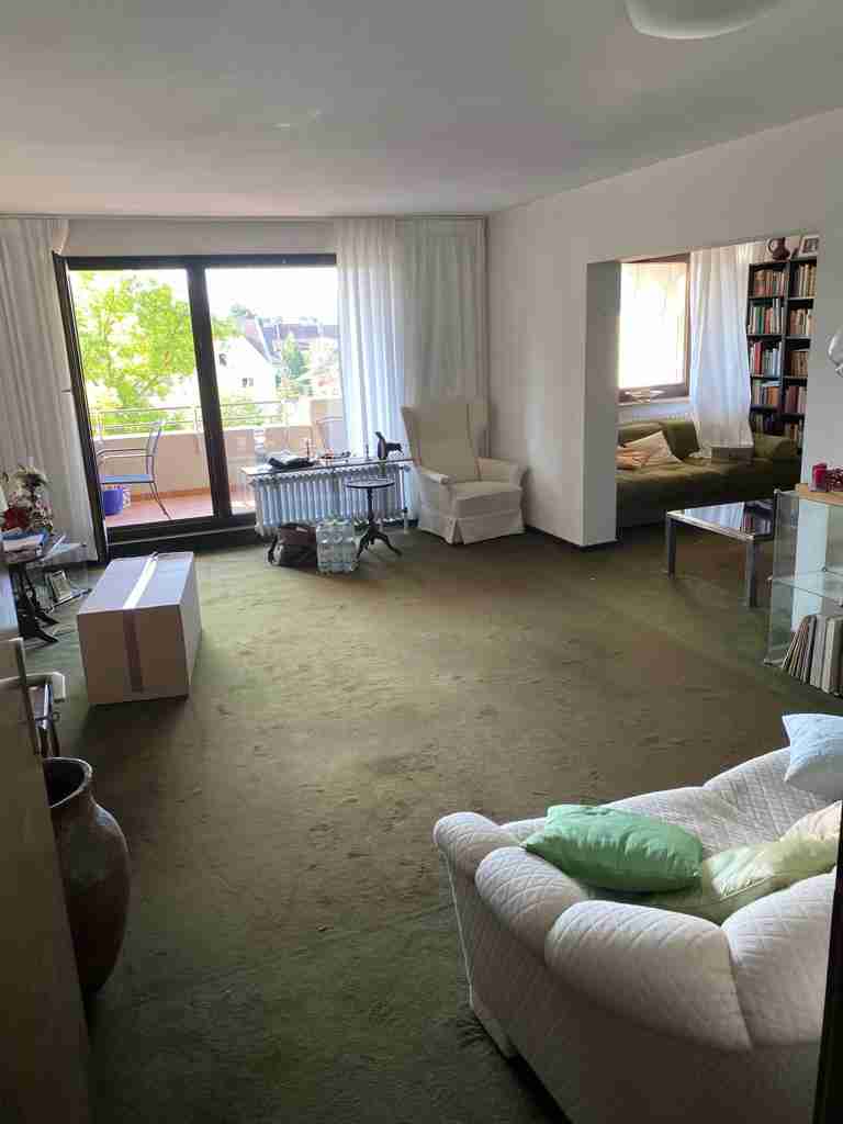 wohnzimmer mit grünem fußboden. Wohnungsentrümpelung München durch rümpel-to-go