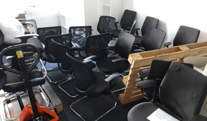 betriebsauflösung stühle gestapelt in einem büro in filderstadt