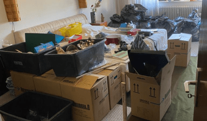 entruempelung-ludwigsburg mit vielen Kisten im Wohnzimmer