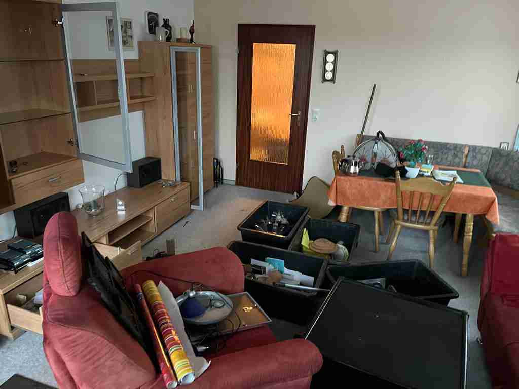 Entrümpelung Filderstadt viele Möbel stehen in einem Wohnzimmer