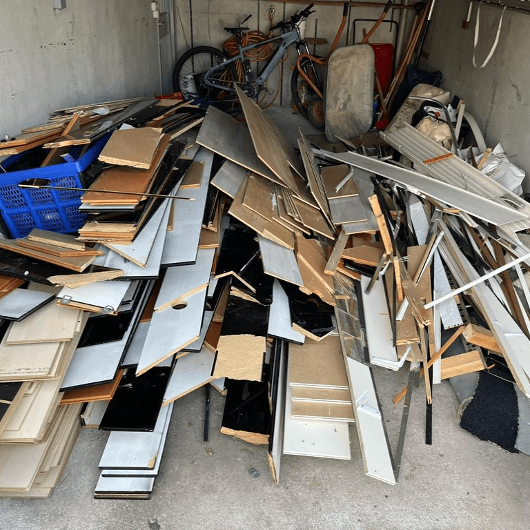 Entruempelung von Garage mit vielen Holzbrettern